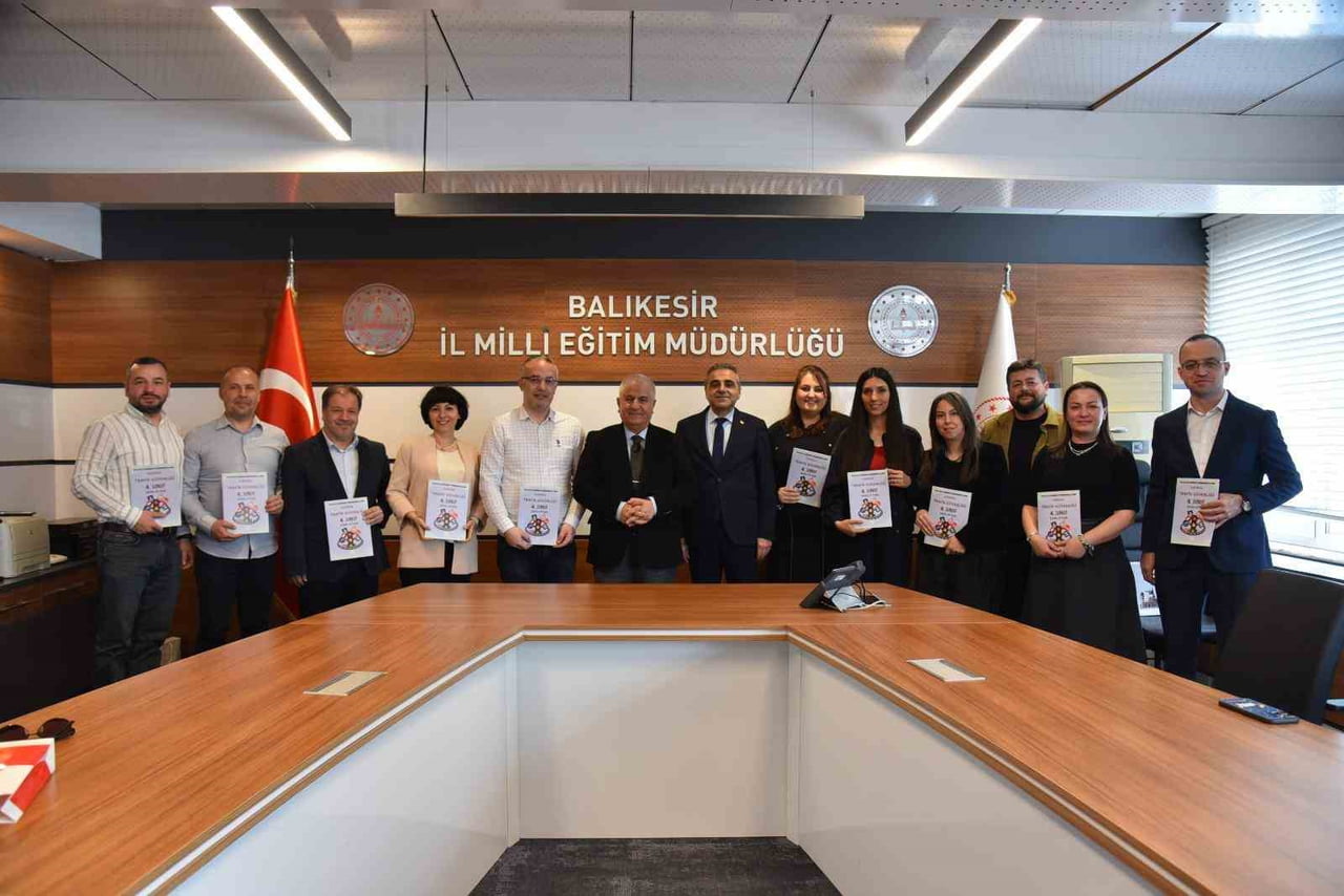BALIKESİR'DEN TRAFİK GÜVENLİĞİ DERS KİTABI ÖĞRENCİLERLE BULUŞTU