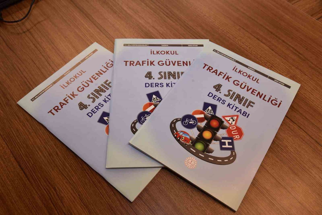 BALIKESİR'DEN TRAFİK GÜVENLİĞİ DERS KİTABI ÖĞRENCİLERLE BULUŞTU