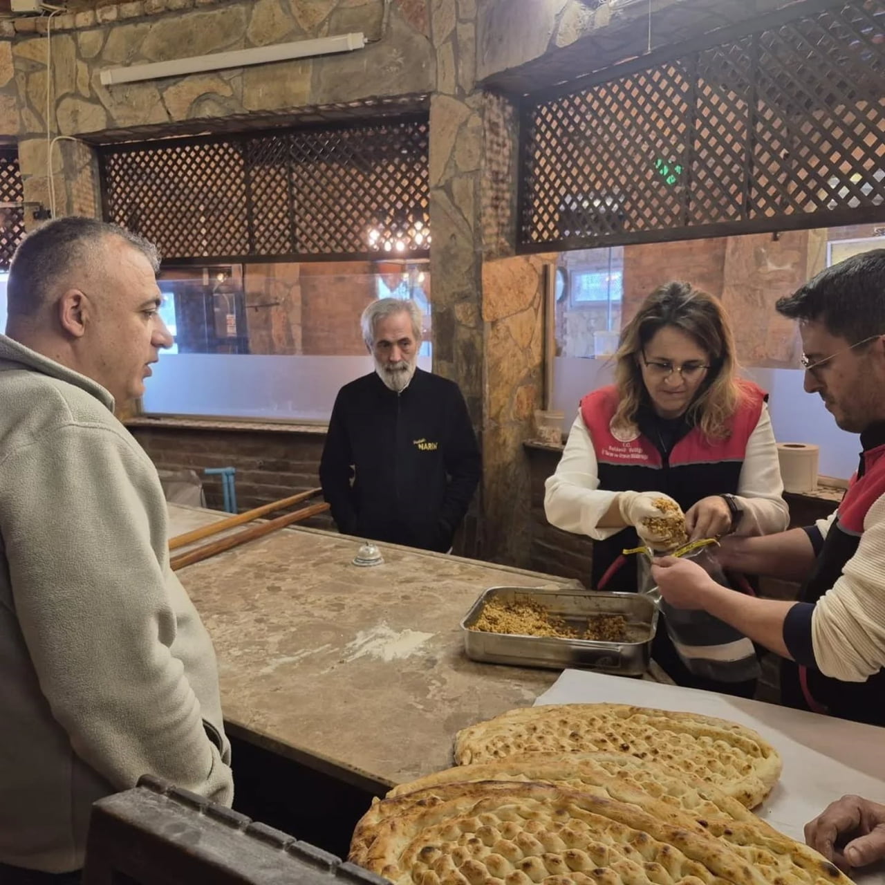 BALIKESİR'İN EDREMİT İLÇESİNDE, HALK SAĞLIĞINI KORUMAK VE GÜVENİLİR GIDAYA ULAŞIMI SAĞLAMAK...