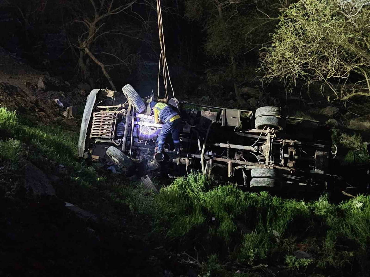 BALIKESİR’DE DEĞİRMENBOĞAZI MEVKİ YAKINLARINDA MEYDANA GELEN KAZADA, SEPETLİ İŞ MAKİNESİ ŞARAMPOLE...