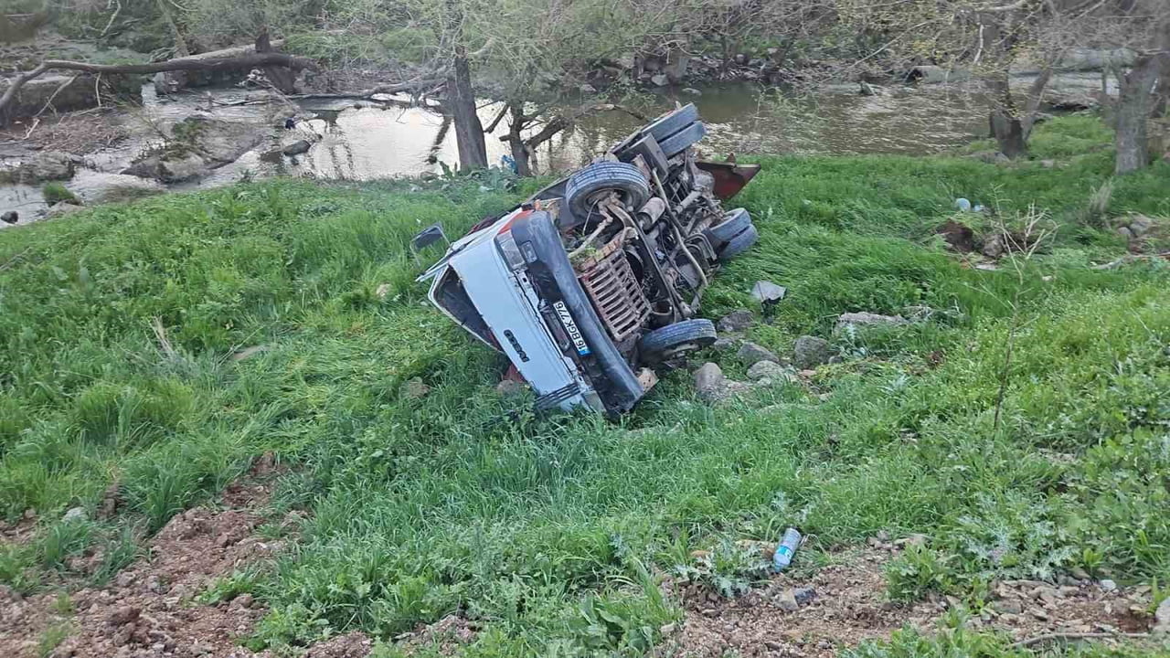 BALIKESİR’DE DEĞİRMENBOĞAZI MEVKİ YAKINLARINDA MEYDANA GELEN KAZADA, SEPETLİ İŞ MAKİNESİ ŞARAMPOLE...