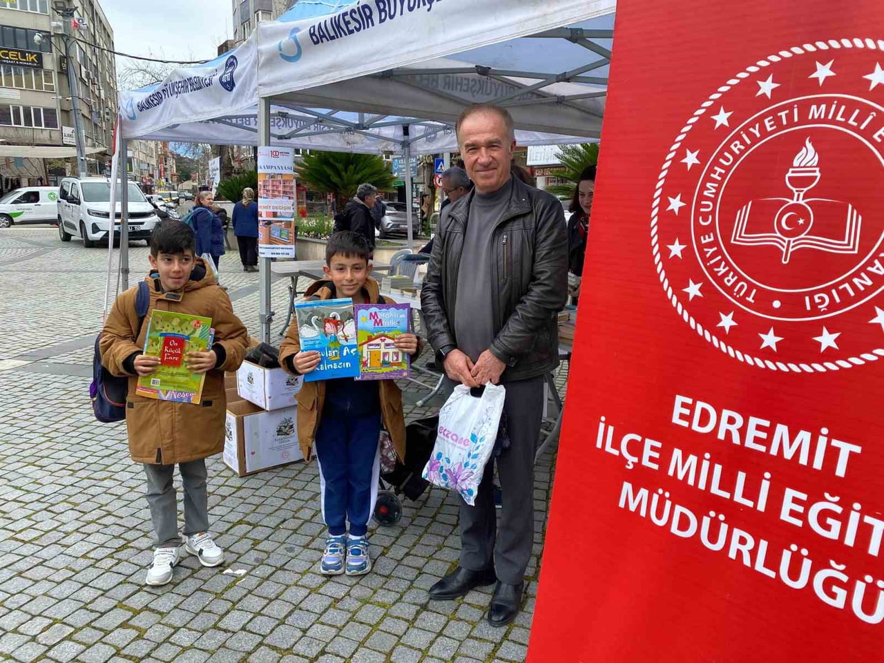 BALIKESİR EDREMİT İLÇE MİLLİ EĞİTİM MÜDÜRLÜĞÜ TARAFINDAN DÜZENLENEN KİTAP TOPLAMA KAMPANYASI...