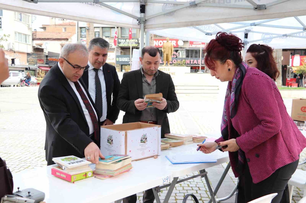 BALIKESİR EDREMİT İLÇE MİLLİ EĞİTİM MÜDÜRLÜĞÜ TARAFINDAN DÜZENLENEN KİTAP TOPLAMA KAMPANYASI...