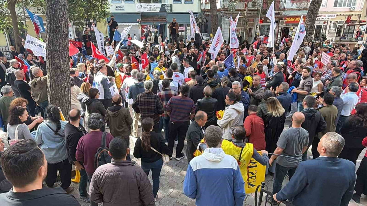 BALIKESİR’İN EDREMİT İLÇESİNDE EĞİTİMCİLER, OKULLARDA ARTAN ŞİDDET OLAYLARINA KARŞI SOKAĞA İNDİ. 6...