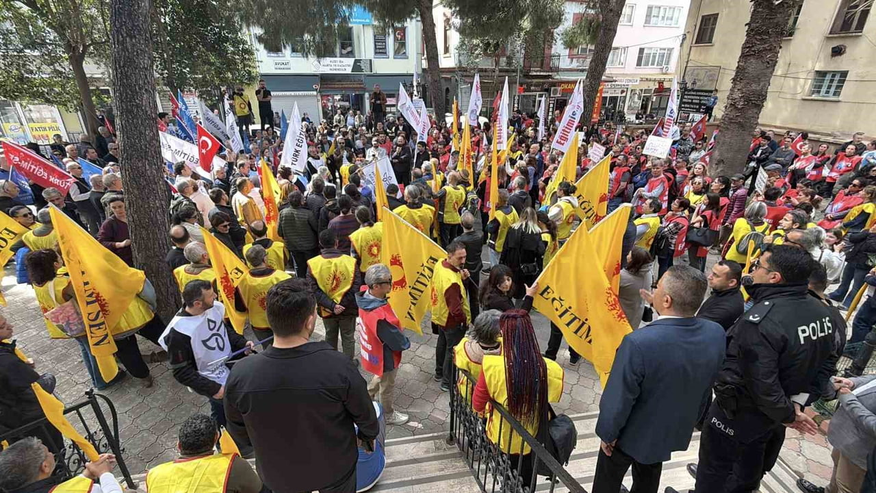 BALIKESİR’İN EDREMİT İLÇESİNDE EĞİTİMCİLER, OKULLARDA ARTAN ŞİDDET OLAYLARINA KARŞI SOKAĞA İNDİ. 6...