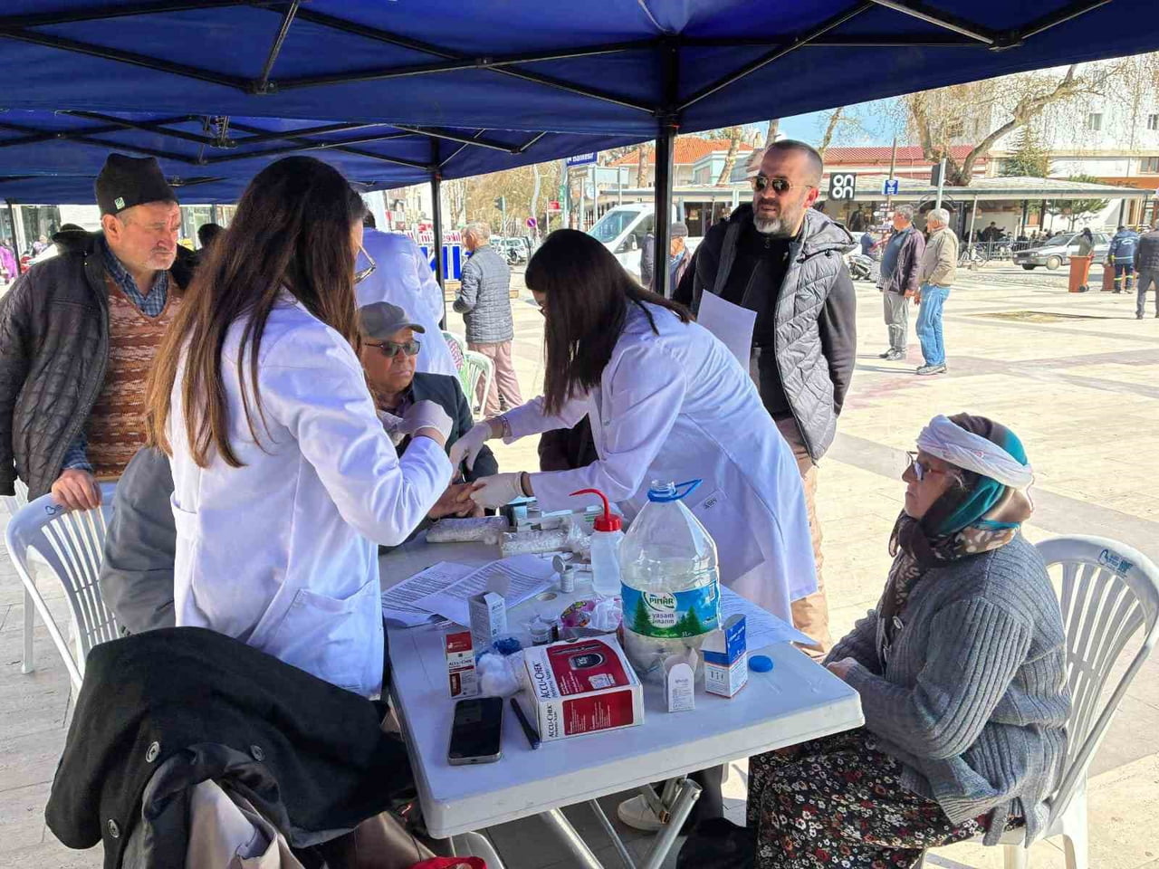 BALIKESİR ÜNİVERSİTESİ TIP FAKÜLTESİ ÖĞRENCİLERİ VE "GENÇ YERYÜZÜ DOKTORLARI" TOPLULUĞU...
