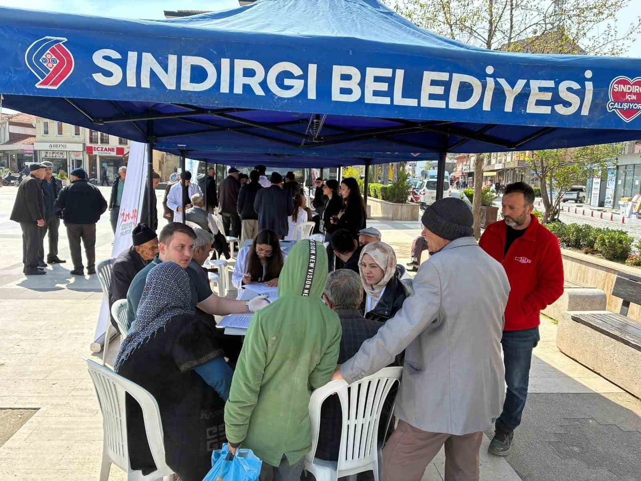 BALIKESİR ÜNİVERSİTESİ TIP FAKÜLTESİ ÖĞRENCİLERİ VE "GENÇ YERYÜZÜ DOKTORLARI" TOPLULUĞU...