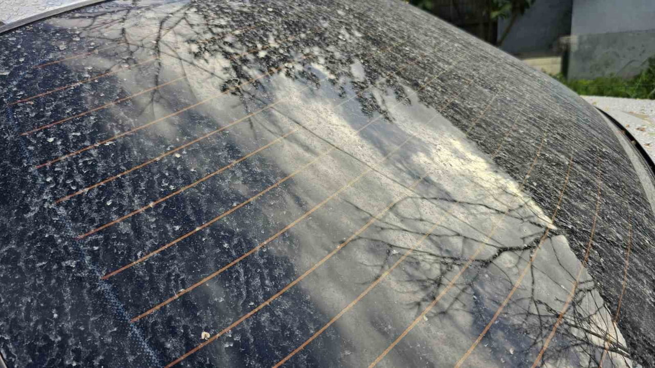 BANDIRMA’DA ÇÖL TOZU YAĞMURU, ARAÇLAR ÇAMUR TABAKASIYLA KAPLANDI