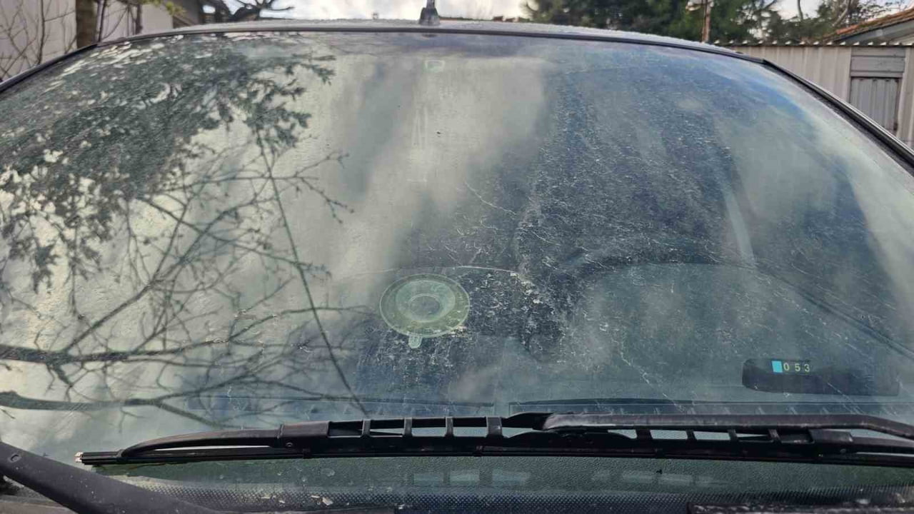 BANDIRMA’DA ÇÖL TOZU YAĞMURU, ARAÇLAR ÇAMUR TABAKASIYLA KAPLANDI