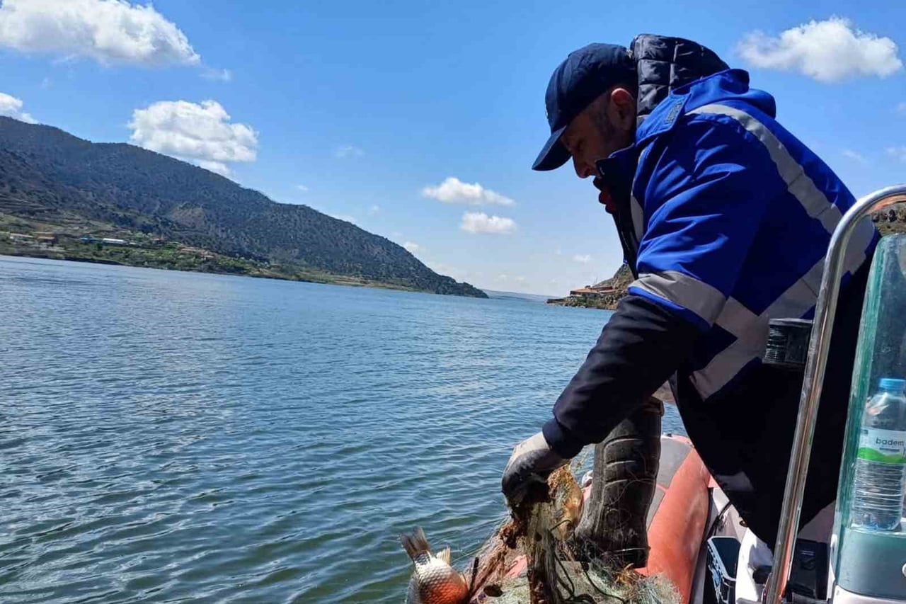 BARAJ GÖLÜNDE YAPILAN DENETİMDE 500 METRE UZUNLUĞUNDA KEREVİT SEPETİ İLE 7 BİN 200 METRE MİSİNA...