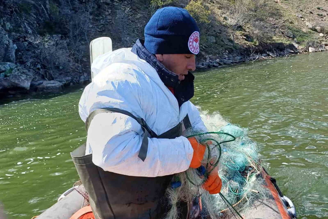 BARAJ GÖLÜNDE YAPILAN DENETİMDE 500 METRE UZUNLUĞUNDA KEREVİT SEPETİ İLE 7 BİN 200 METRE MİSİNA...