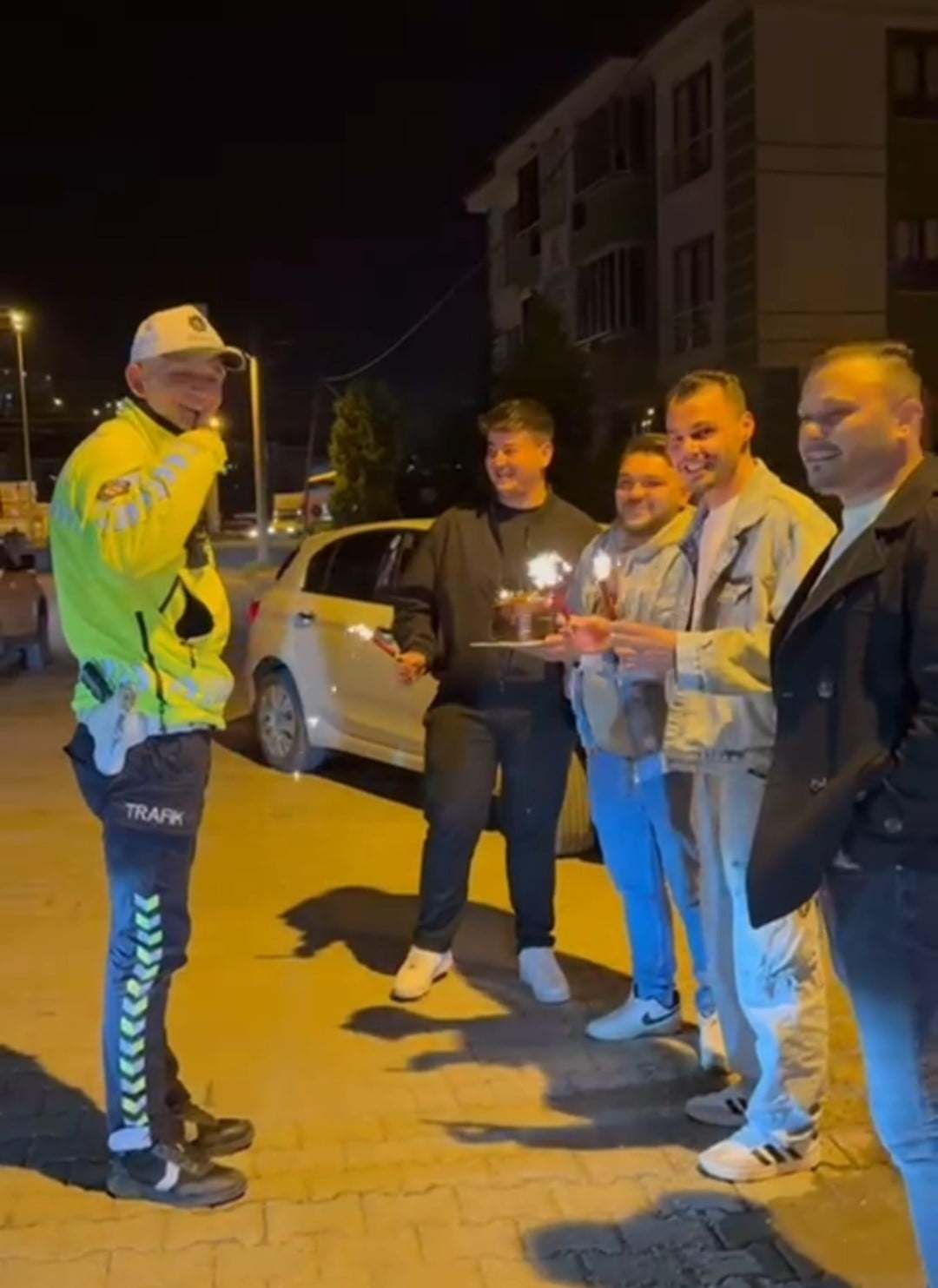 BARTIN'DA BİR ARAYA GELEN GENÇLER, POLİS EKİPLERİNİN POLİS GÜNÜ'NÜ KUTLAMAK İÇİN SAHTE İHBARDA...