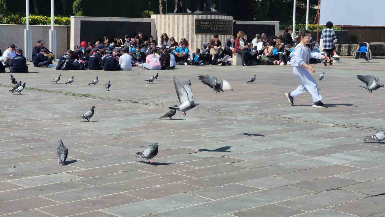 BARTIN'DA KENT MEYDANINDA GERÇEKLEŞEN SESSİZ KİTAP OKUMA ETKİNLİĞİNE KATILANLAR, ÇEVREDEKİ SES VE...