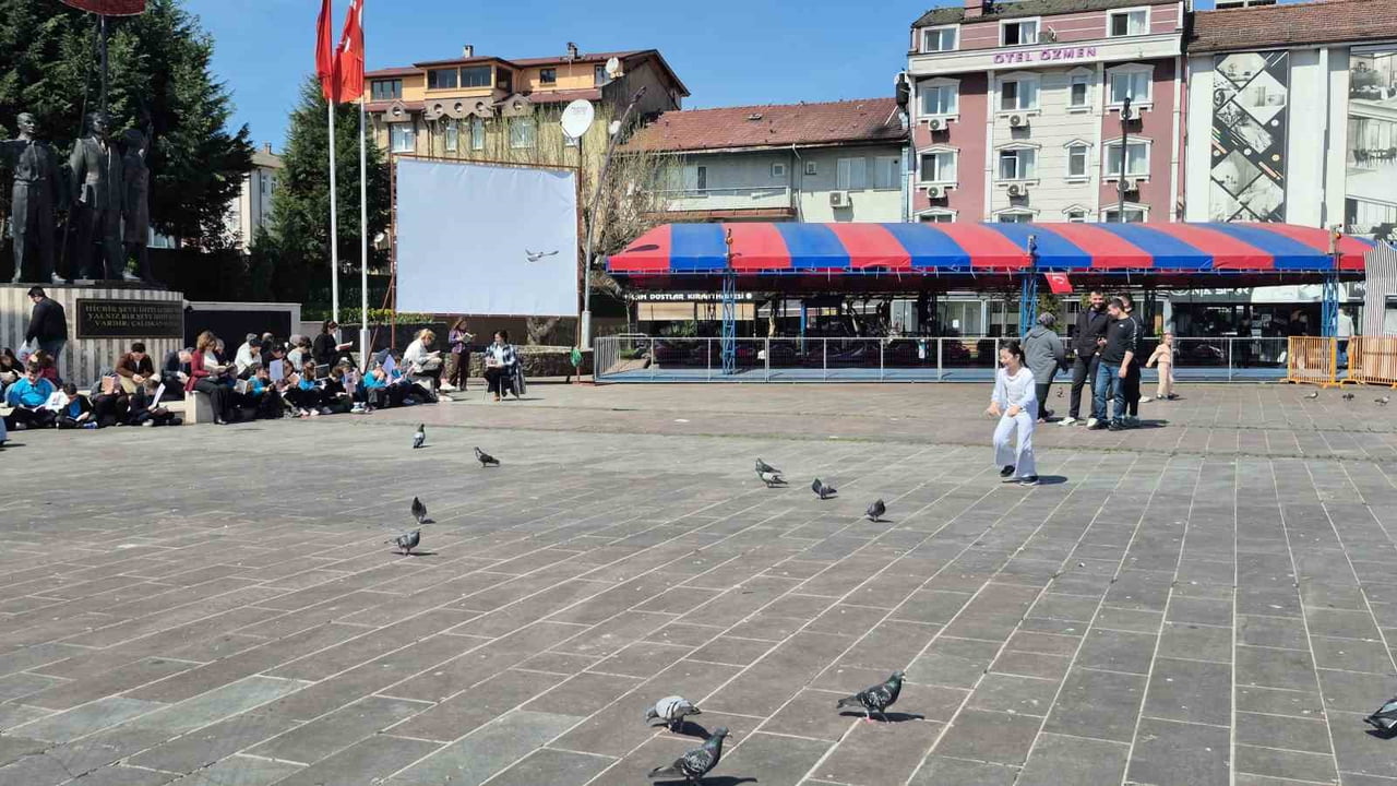 BARTIN'DA KENT MEYDANINDA GERÇEKLEŞEN SESSİZ KİTAP OKUMA ETKİNLİĞİNE KATILANLAR, ÇEVREDEKİ SES VE...