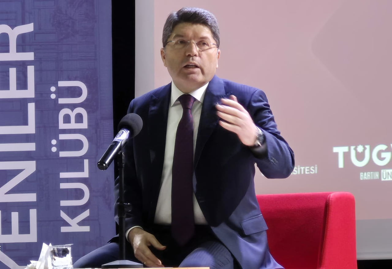 BARTIN ÜNİVERSİTESİ'NDE DÜZENLENEN İHTİSAS AKADEMİSİ'NİN İLK DERSİNİ VEREN ESKİ ADALET BAKANI...