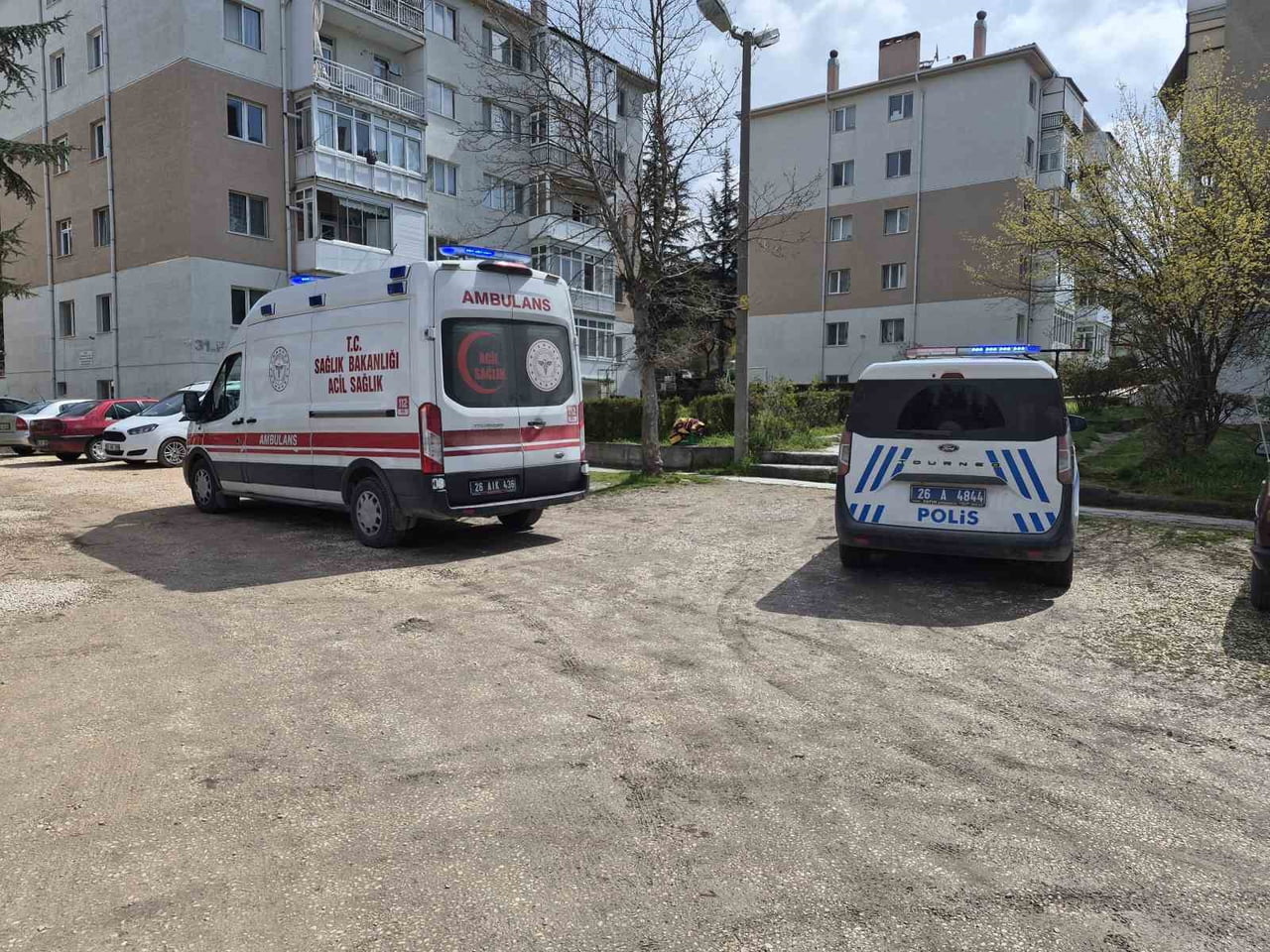 BAŞ DÖNMESİ SONUCU İKAMETİ İÇERİSİNDE DÜŞEN KADINA SAĞLIK EKİPLERİ MÜDAHELE ETTİ.