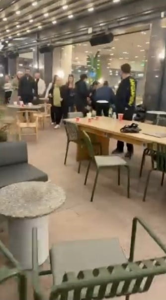 BAŞAKŞEHİR’DE KAFEDE OTURURKEN SİLAHLI SALDIRIYA UĞRAYAN KİŞİ YARALANDI