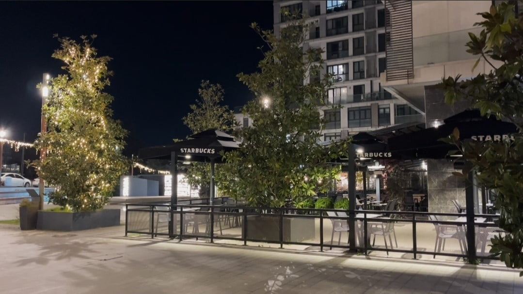 BAŞAKŞEHİR’DE KAFEDE OTURURKEN SİLAHLI SALDIRIYA UĞRAYAN KİŞİ YARALANDI