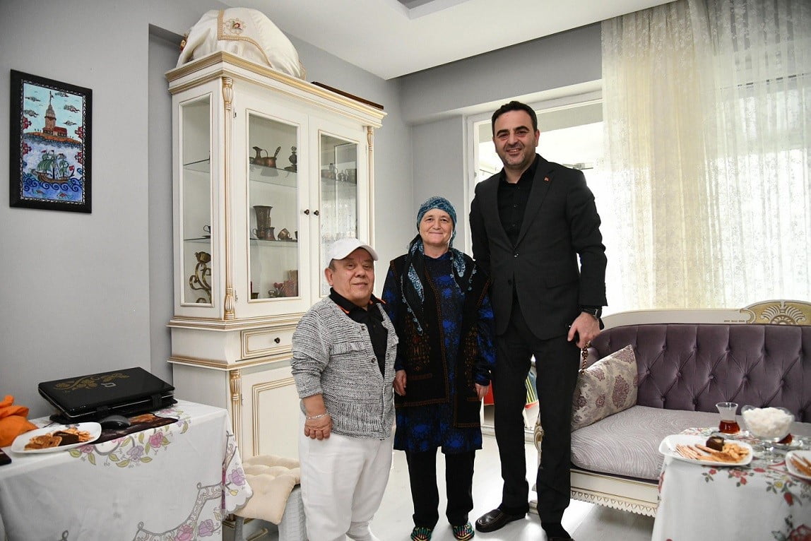 BAŞİSKELE BELEDİYE BAŞKANI YASİN ÖZLÜ, HASTA VATANDAŞLARI EVLERİNDE ZİYARET EDEREK İHTİYAÇ VE...