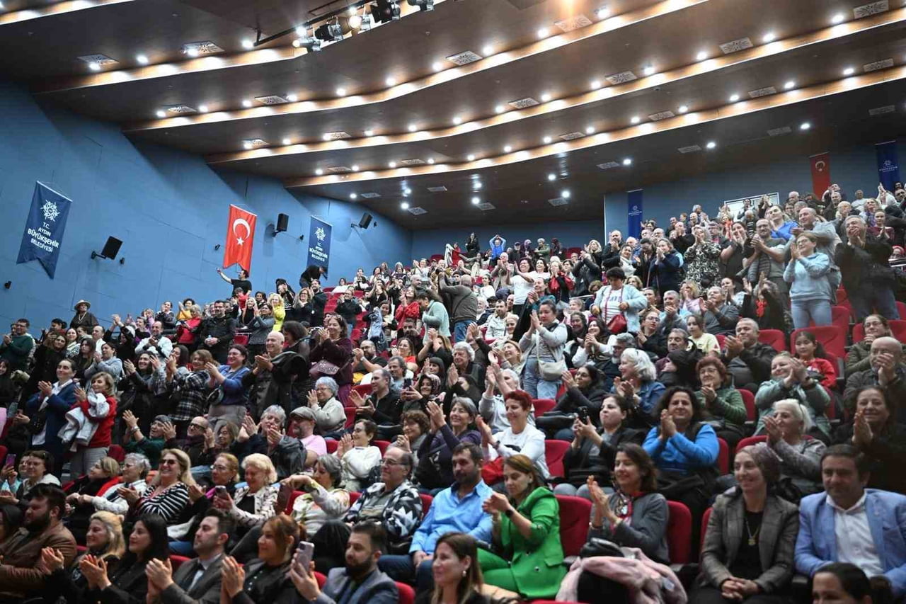 BAŞKAN ÇERÇİOĞLU, DİDİM VE NAZİLLİ’DE VATANDAŞLARI TİYATRO İLE BULUŞTURDU