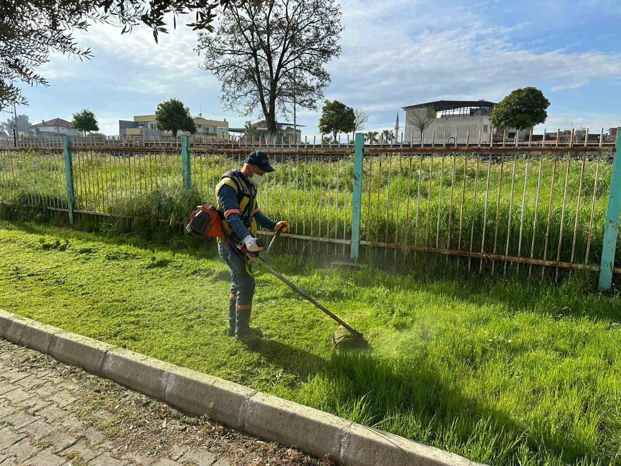 BAŞKAN ÇERÇİOĞLU’NDAN GERMENCİK VE İNCİRLİOVA’DA YEŞİL ALAN ÇALIŞMASI