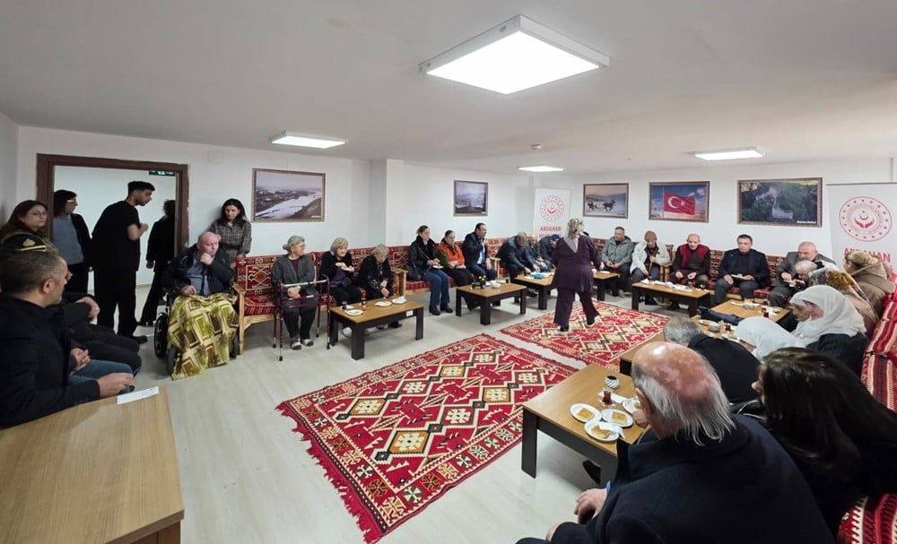 BAŞKAN DEMİR VE BERABERİNDEKİLER HUZUREVİ’Nİ ZİYARET ETTİ. (OLGUN YILDIZ/ARDAHAN-İHA)