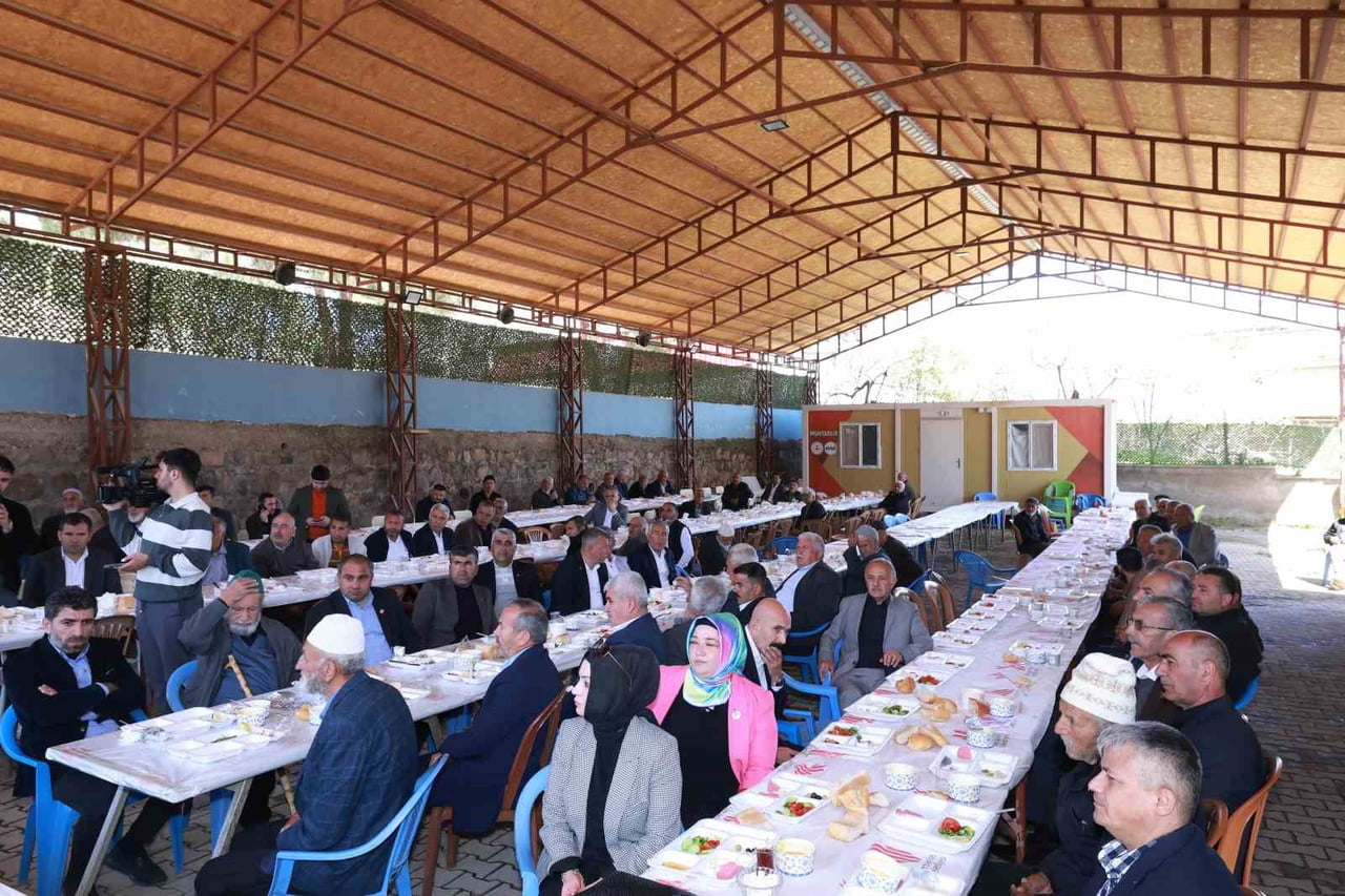 BAŞKAN HANİFİ TOPTAŞ İLÇEDEKİ MUHTARLARLA BULUŞTU