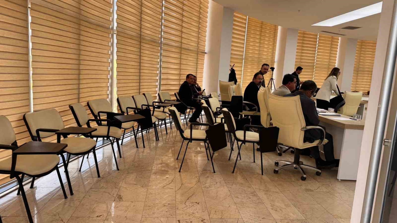 BAŞKAN SUBAŞI MECLİSE KATILMAYINCA BAŞKAN YARDIMCILILARI VE BİRİM MÜDÜRLERİ KOLTUKLARI BOŞ...