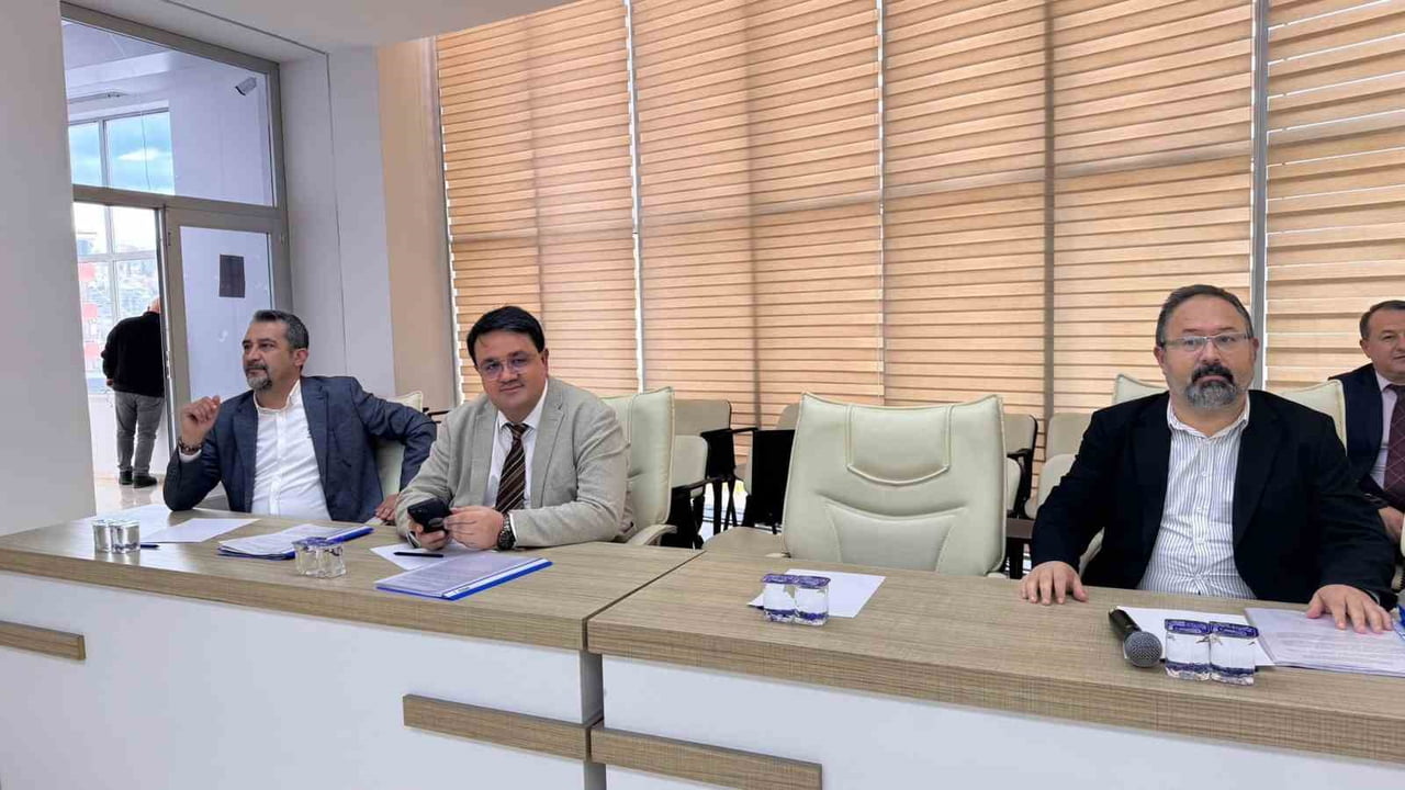 BAŞKAN SUBAŞI MECLİSE KATILMAYINCA BAŞKAN YARDIMCILILARI VE BİRİM MÜDÜRLERİ KOLTUKLARI BOŞ...