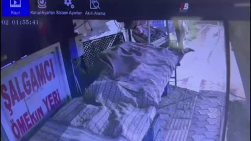 Başkasına ait beğendiği ayakkabıyı çalarken kameralara yakalanan suç makinası tutuklandı