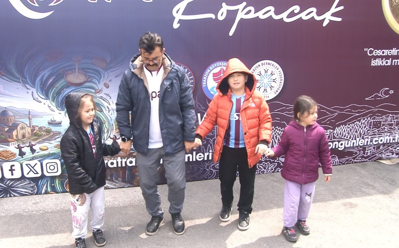 BAŞKENTTE DÜZENLENEN TRABZON GÜNLERİ ETKİNLİĞİNDE, ŞENOL GÜNEŞ VE TOLGA ZENGİN VATANDAŞLARLA BİR...