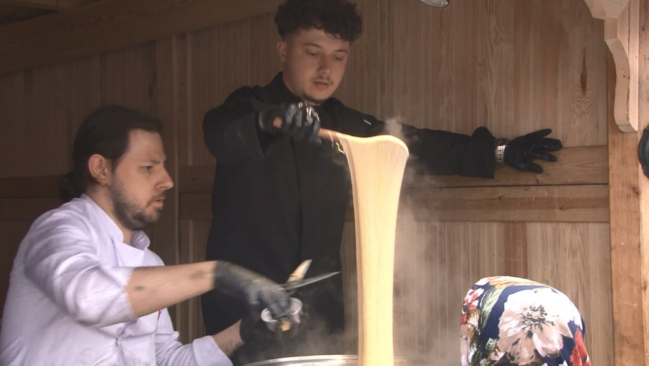 BAŞKENTTE DÜZENLENEN TRABZON GÜNLERİ ETKİNLİĞİNDE, ŞENOL GÜNEŞ VE TOLGA ZENGİN VATANDAŞLARLA BİR...