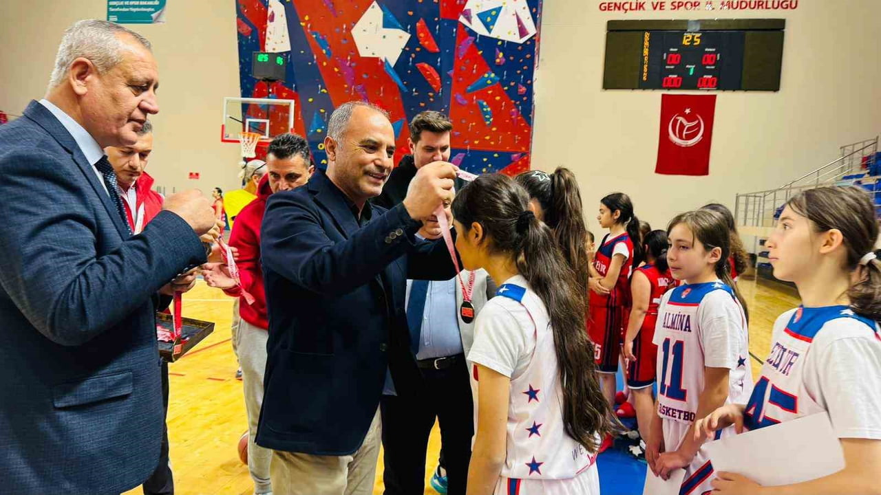 BASKETBOL KÜÇÜKLER KIZ-ERKEK GRUP MÜSABAKALARI, BÜYÜK BİR HEYECAN VE ÇEKİŞME İÇERİSİNDE...