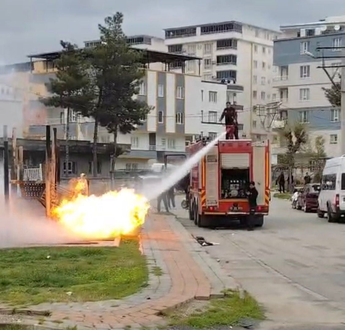 BATMAN'DA BİR ÇOCUK PARKINDA ÇIKAN YANGIN MAHALLEDE PANİĞE NEDEN OLDU