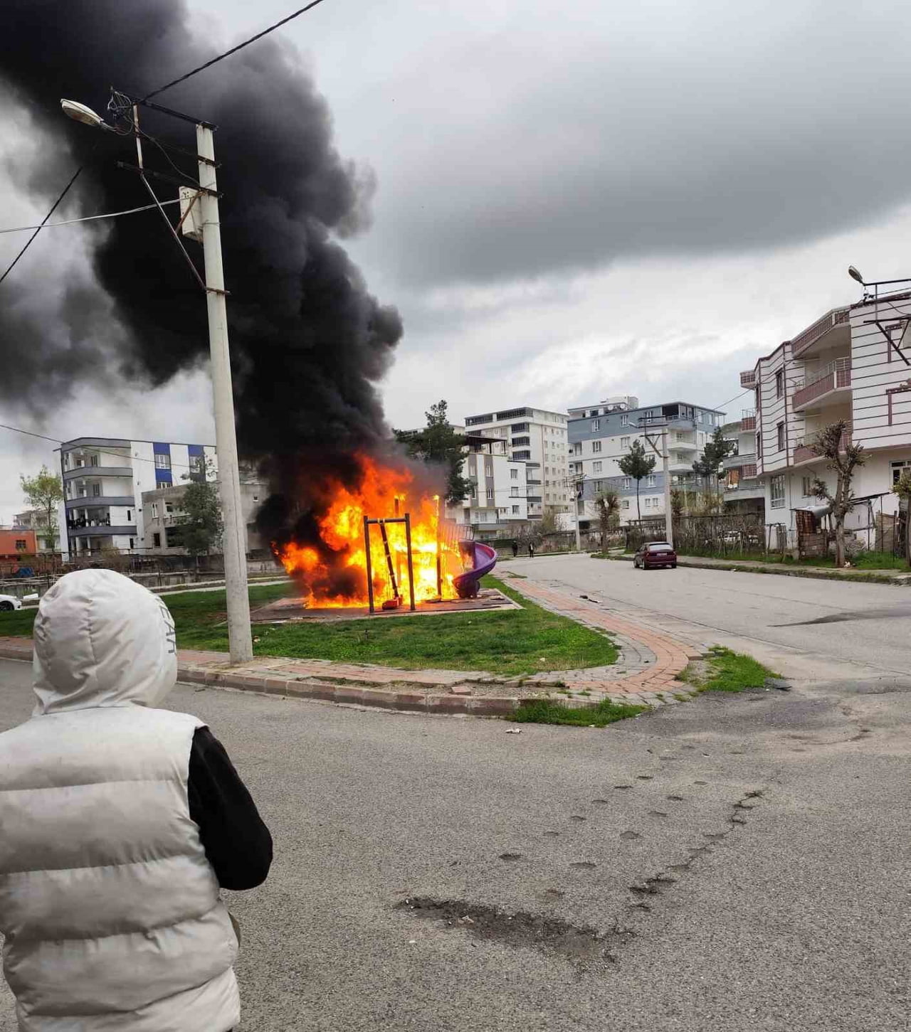 BATMAN'DA BİR ÇOCUK PARKINDA ÇIKAN YANGIN MAHALLEDE PANİĞE NEDEN OLDU