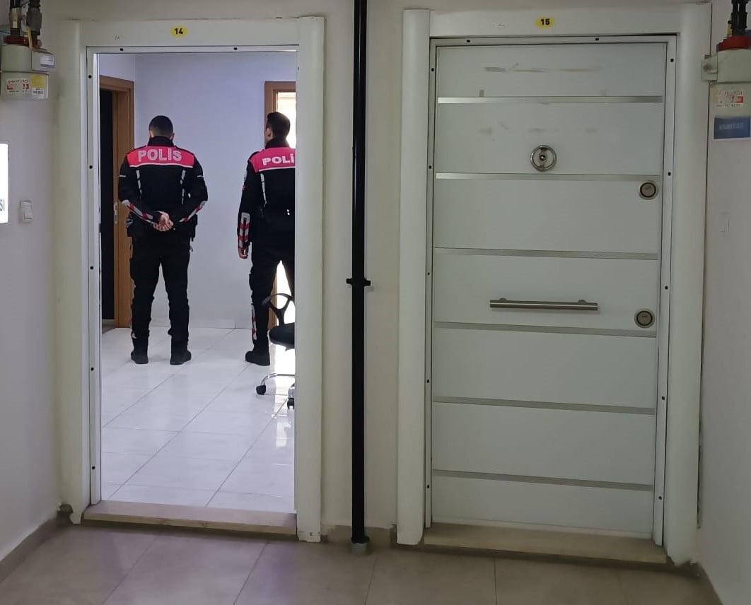 BATMAN'DA BİR İŞ MERKEZİNDE ÇIKAN SİLAHLI KAVGADA 1 KİŞİ HAYATINI KAYBETTİ. OLAYIN ARDINDAN KAÇAN...