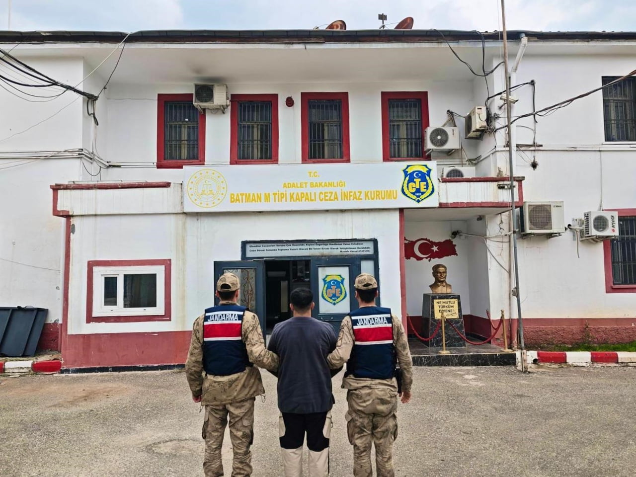 BATMAN'DA JANDARMADAN BÜYÜK OPERASYON: 50 TUTUKLAMA