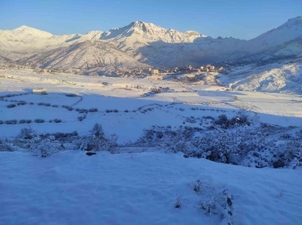 BATMAN'DA NİSAN AYININ ORTASINDA ETKİLİ OLAN KAR YAĞIŞI, ÖZELLİKLE HAYVANCILIKLA UĞRAŞAN...