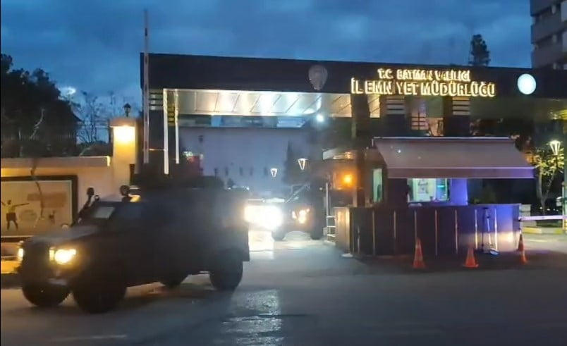 BATMAN'DA TEFECİLİK SUÇUNU İŞLEYEN, BORÇ ADI ALTINDA BORÇLANDIRDIKLARI ŞAHSIN İŞ YERİNİ...