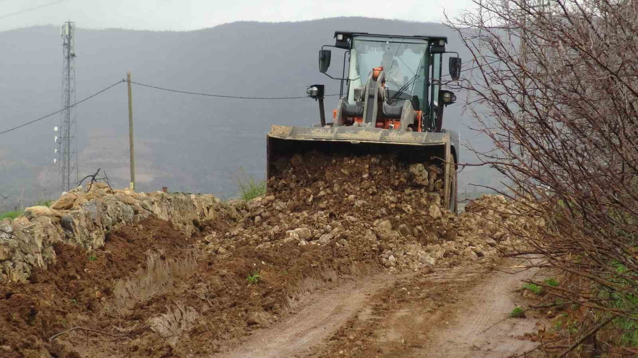 BATMAN'IN GERCÜŞ İLÇESİNDE ÇAMURA SAPLANAN ARAÇTAKİ HASTANIN İMDADINA İLÇE ÖZEL İDARE EKİPLERİ...