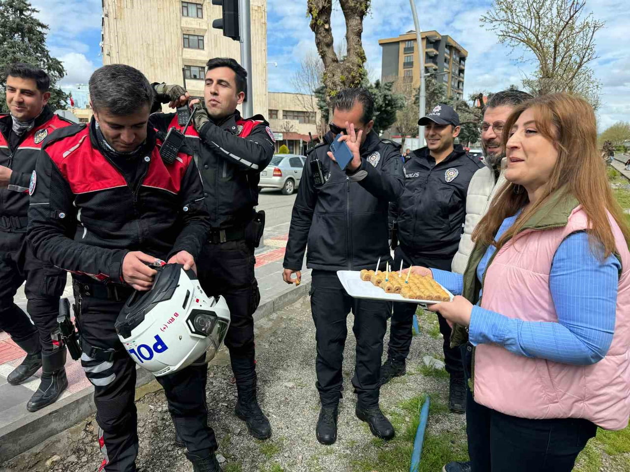 BATMAN’DA 10 NİSAN POLİS HAFTASI KAPSAMINDA DİKKAT ÇEKEN BİR ETKİNLİĞE İMZA ATILDI. BATMAN ÇALIŞAN...