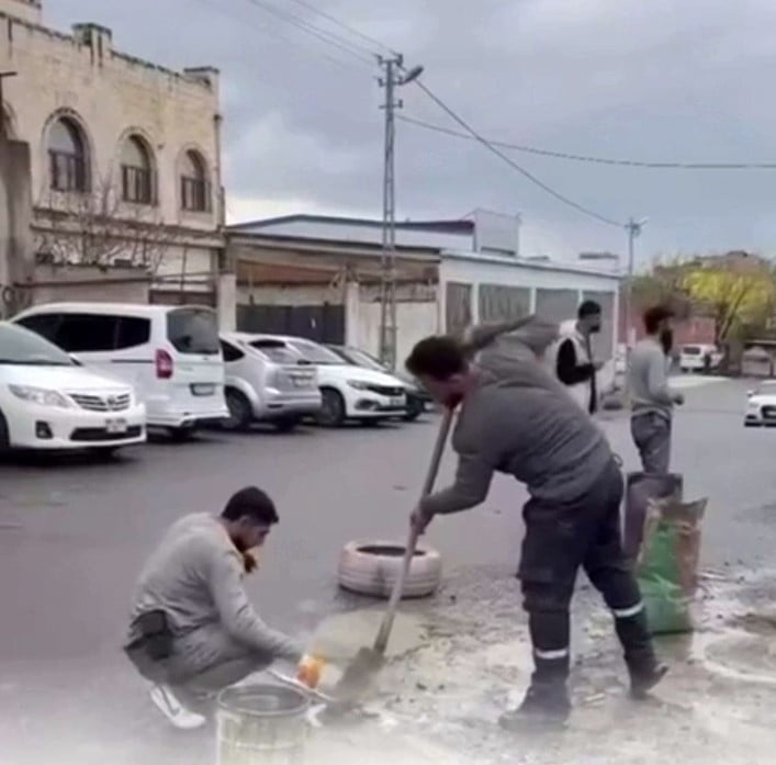 BATMAN’DA ESNAF YOLDAKİ ÇUKURLARI KENDİ İMKANLARIYLA KAPATIYOR