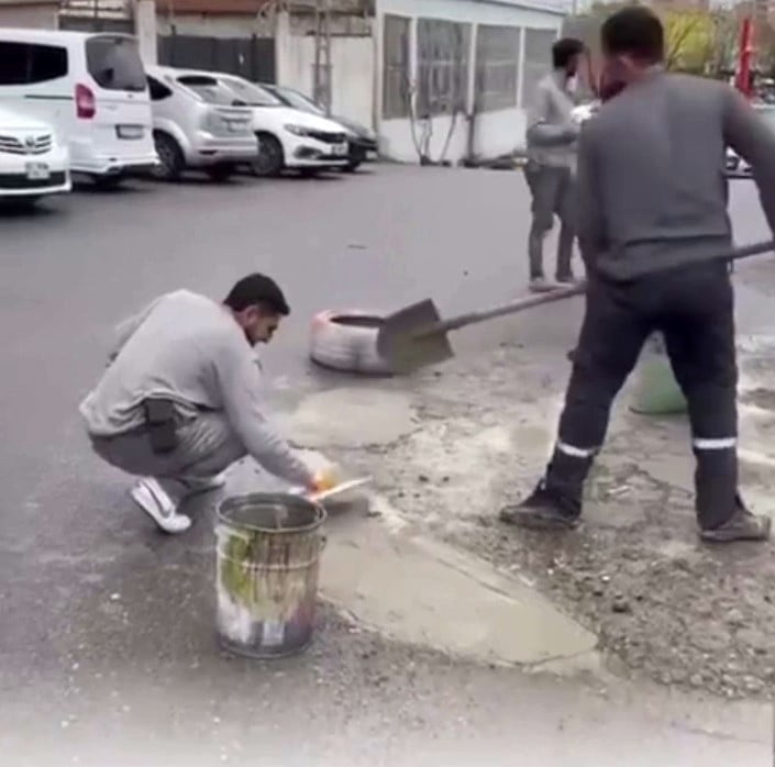 BATMAN’DA ESNAF YOLDAKİ ÇUKURLARI KENDİ İMKANLARIYLA KAPATIYOR