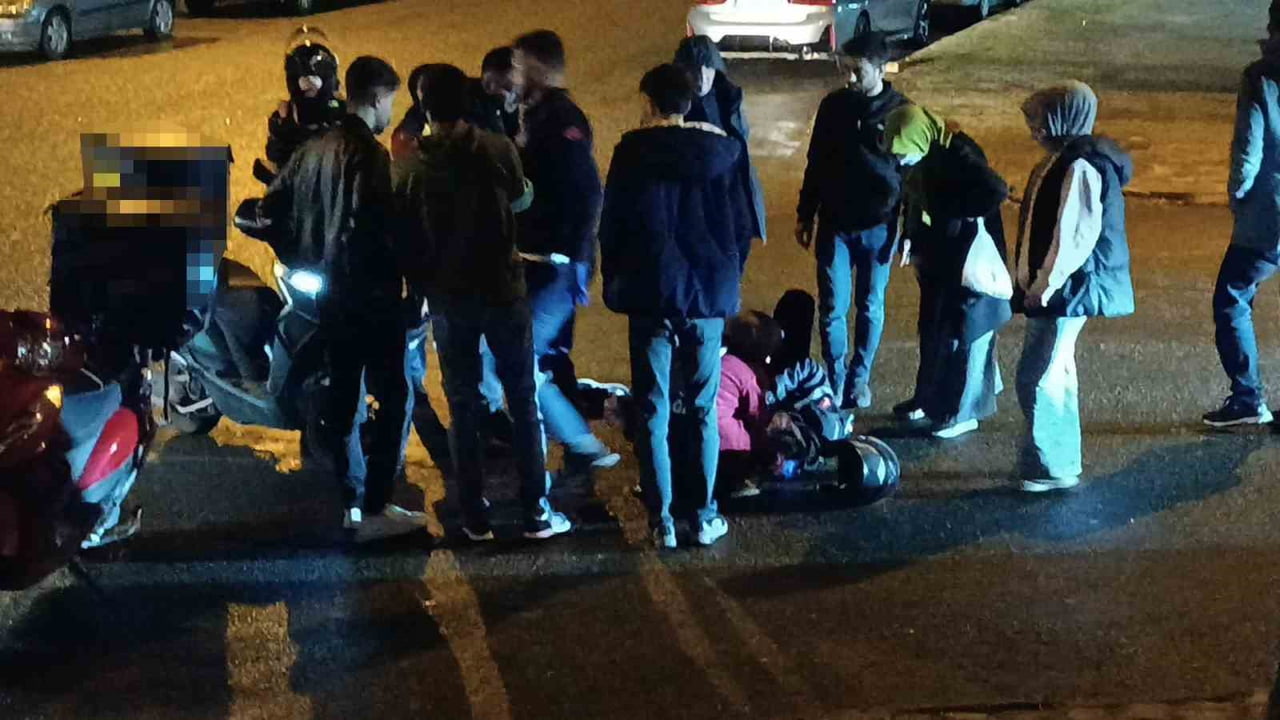 BATMAN’DA MOTOSİKLETİYLE SEYİR HALİNDE OLAN KURYE, DİREKSİYON HAKİMİYETİNİ KAYBETMESİ SONUCU KAZA...