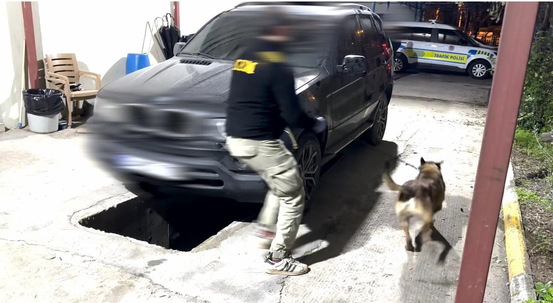 BATMAN’DA NARKOTİK EKİPLERİNCE GERÇEKLEŞTİRİLEN ÇALIŞMADA, BİR ARAÇTA ZULALANMIŞ HALDE 24 KİLO 600...