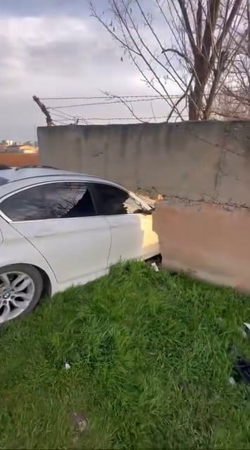 BATMAN’DA OTOMOBİL İHATA DUVARINA ÇARPTI