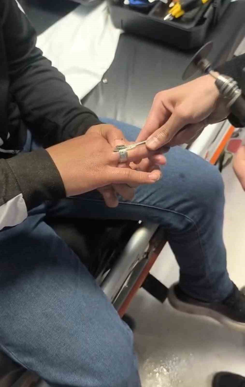 BATMAN’DA PARMAĞINA SIKIŞAN YÜZÜĞÜ KENDİ İMKÂNLARIYLA ÇIKARAMAYAN VATANDAŞ, İTFAİYE EKİPLERİNDEN...