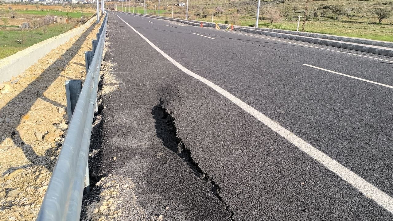 BATMAN İLE GERCÜŞ KIRKAT GÖLETİ ARASINDA KISA SÜRE ÖNCE HİZMETE GİREN KARA YOLUNDA OLUŞAN DERİN...
