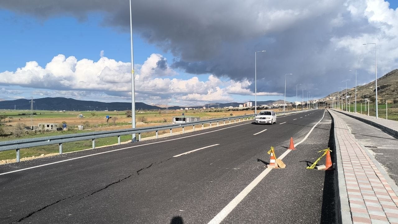 BATMAN İLE GERCÜŞ KIRKAT GÖLETİ ARASINDA KISA SÜRE ÖNCE HİZMETE GİREN KARA YOLUNDA OLUŞAN DERİN...