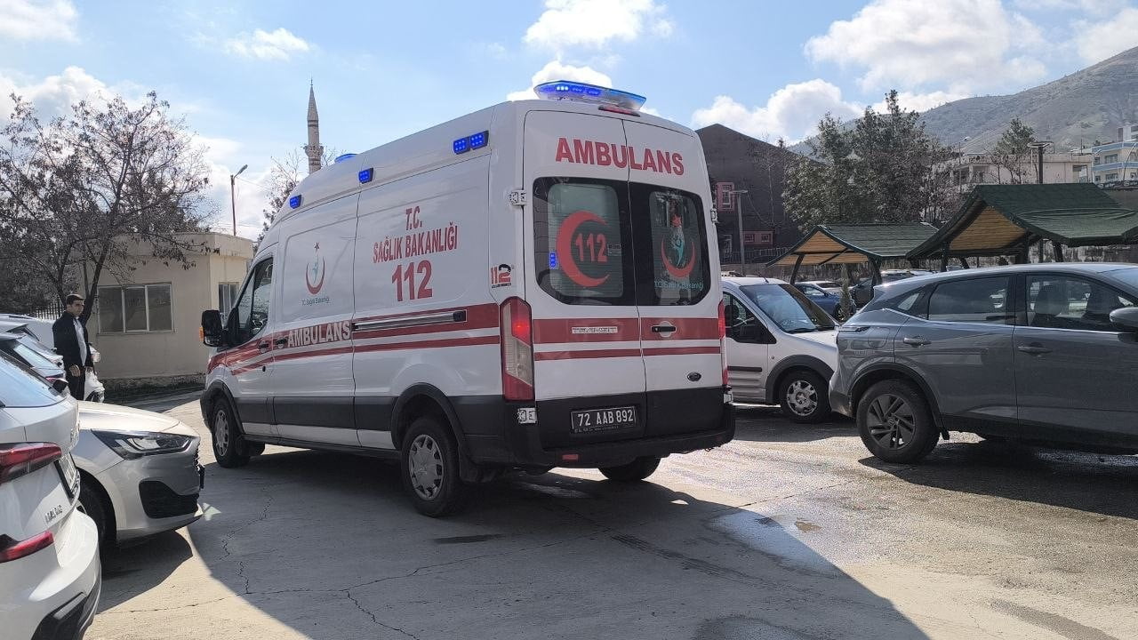 BATMAN’IN GERCÜŞ İLÇESİNE BAĞLI KÖMÜRCÜ KÖYÜNDE ÇIKAN BIÇAKLI KAVGADA BİR KİŞİ HAYATINI...